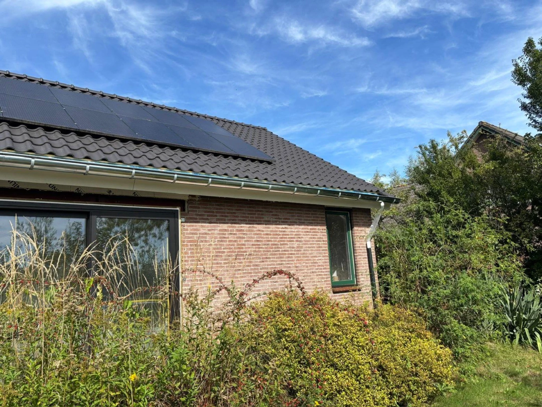 Dak met zinken goot en zonnepanelen