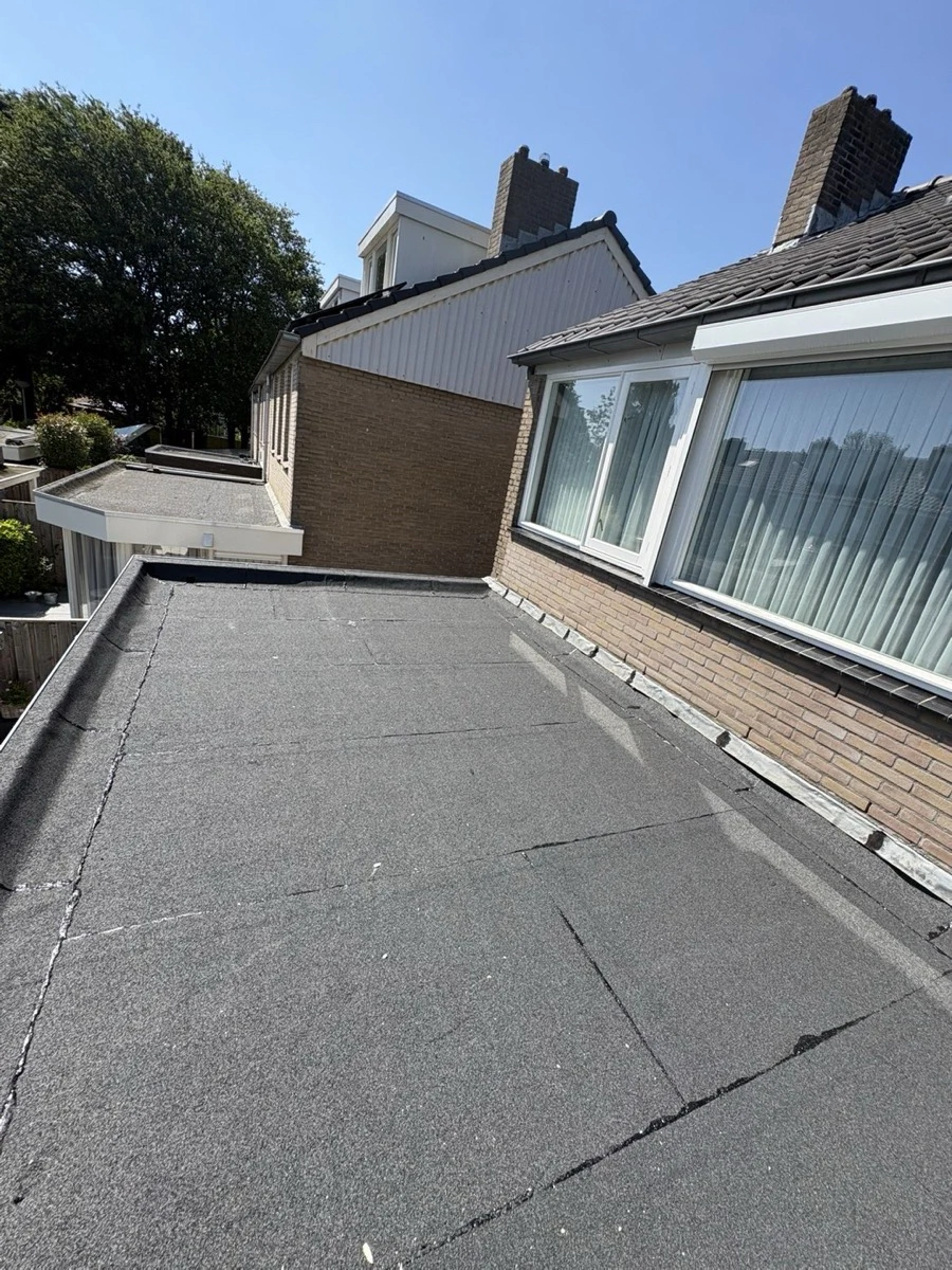 Bitumen dakbedekking op uitbouw bij woonhuis