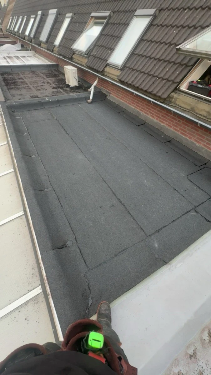 Bitumen dakrenovatie langs rij woningen