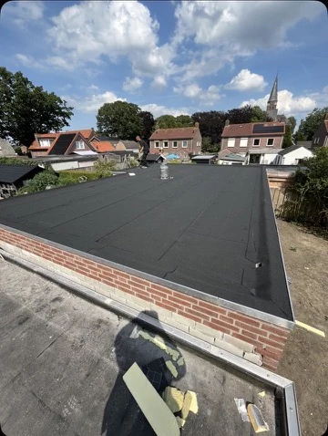 Strak afgewerkt bitumen dak met dorpszicht
