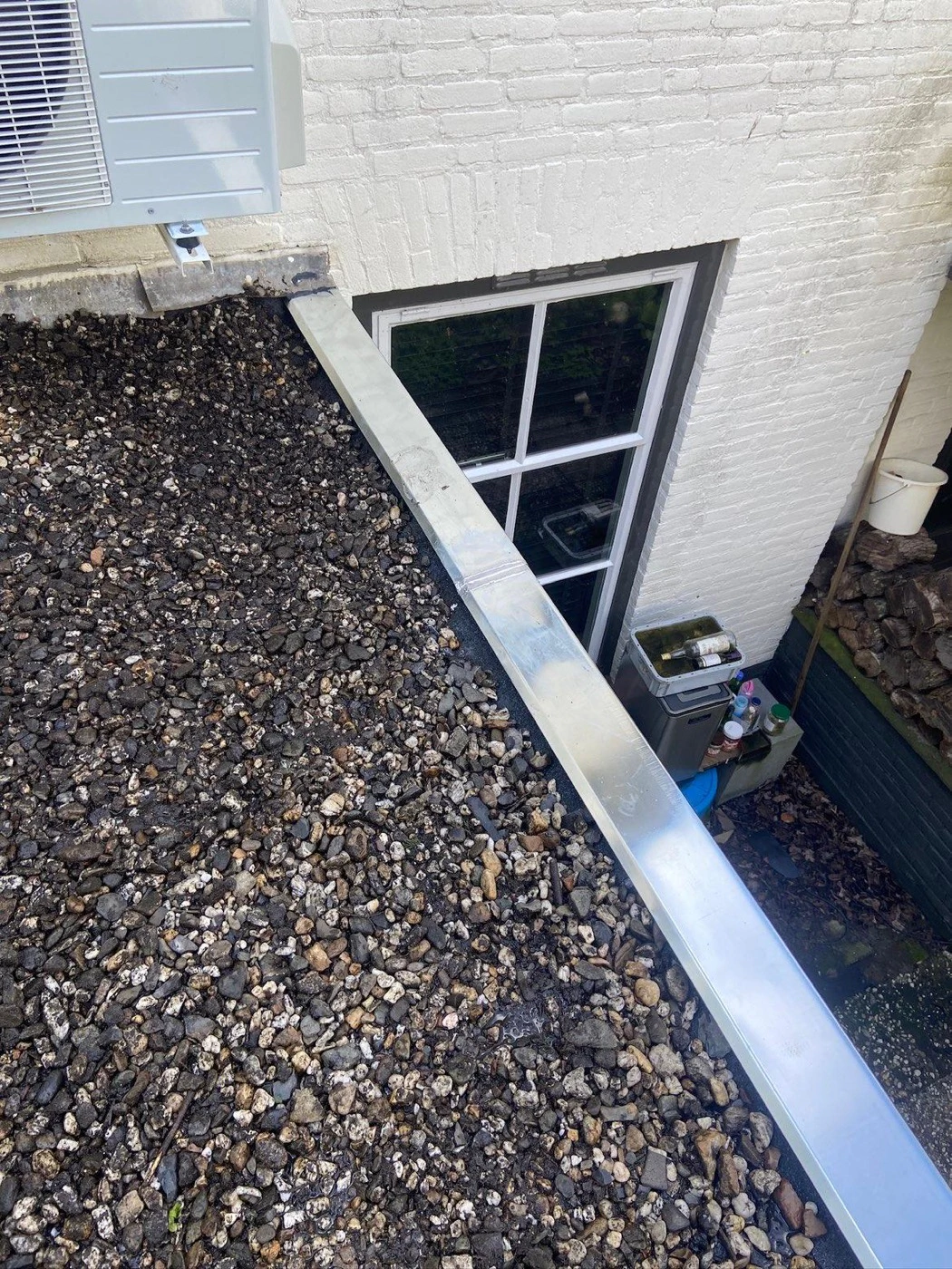 Zinken afwerking langs dak en raam